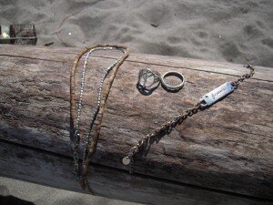 поиск монет на пляже