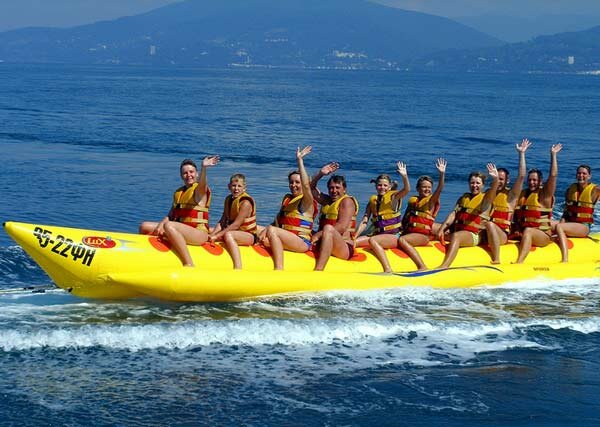 Отдыхающие на банане